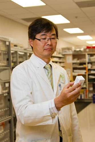abrigo primer plano de farmacéutico asiático