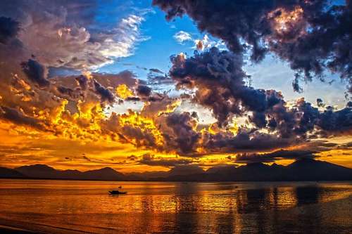 Paisaje con cielo dramatico al atardecer en la costa