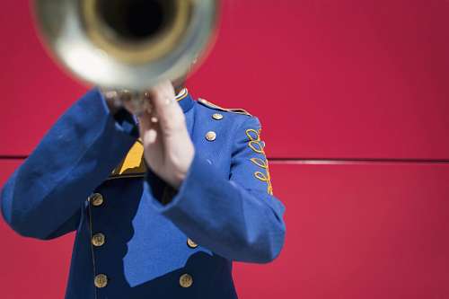 uniforme Hombre tocando la Trompeta