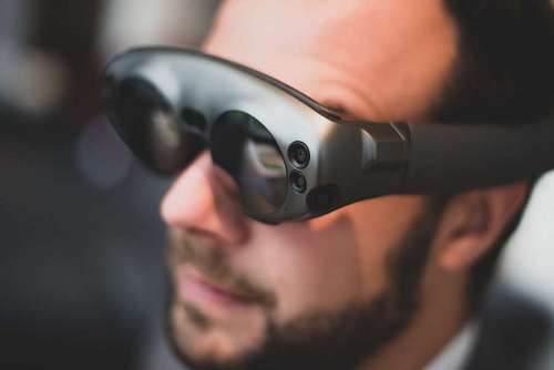 Hombre de negocios usando gafas de realidad virtual