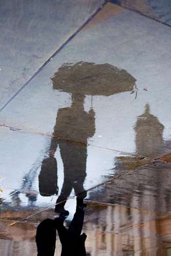 Hombre caminando en la lluvia