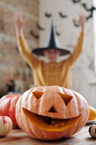 vector Niño con calabaza en Halloween