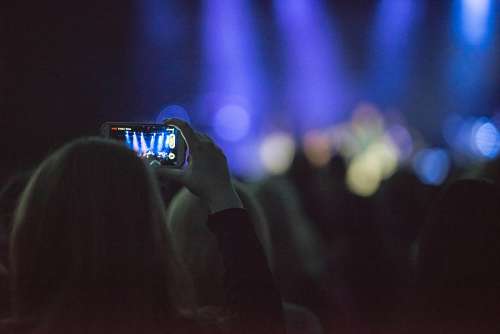 conectividad Una mujer con celular en Concierto