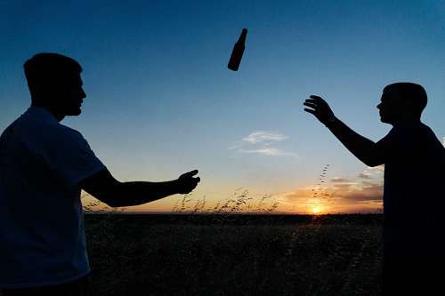 brindis Hombres tomando un refresco al atardecer