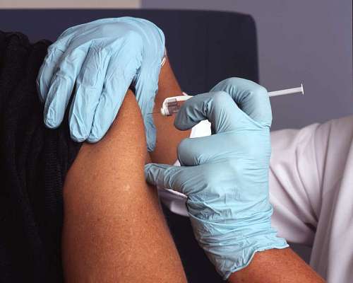 medicina Doctor aplicando una inyeccion 
