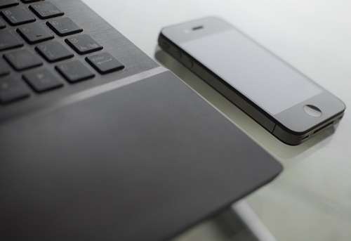 Escritorio con notebook, agenda y teléfono inteligente