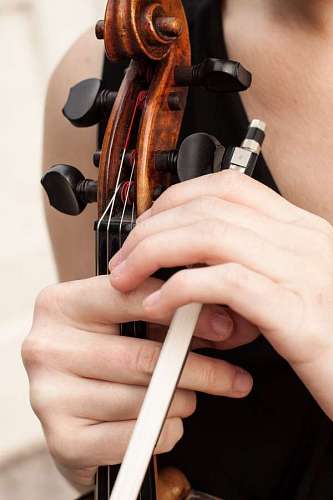 educacion Mujer violinista sosteniendo violin sobre fondo blanco