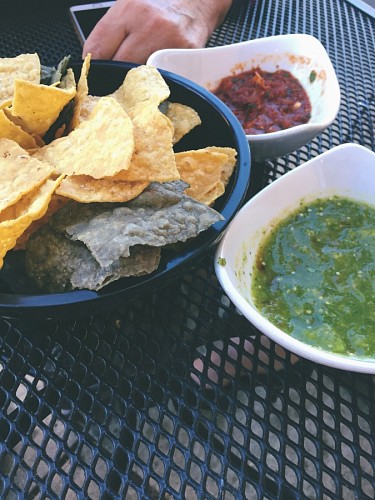 Nachos mexicanos con salsas