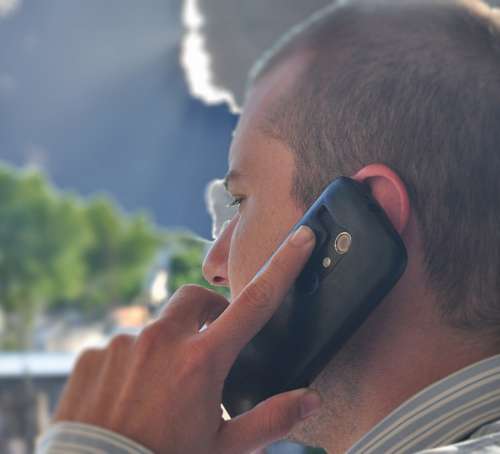 Hombre hablando por Telefono Movil