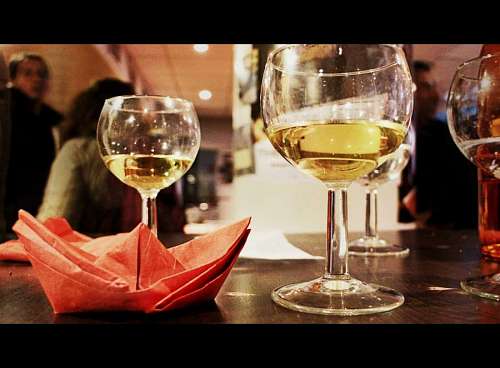 Copas de vino blanco en un restaurant