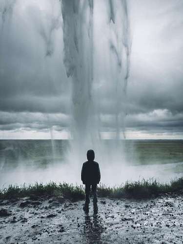 cascada Joven frente a una cascada