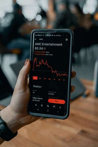 educacion Una persona mirando rendimiento de criptomonedas en su telefono