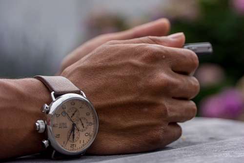 Meno de hombre con reloj