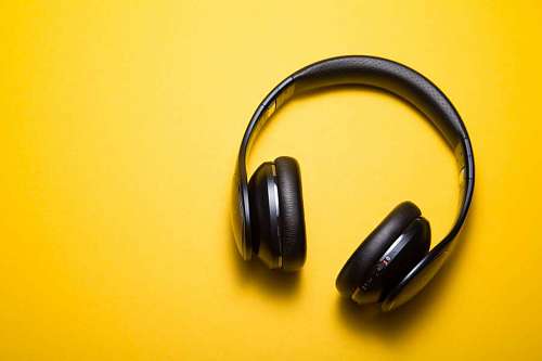 movil Auriculares sobre fondo amarillo