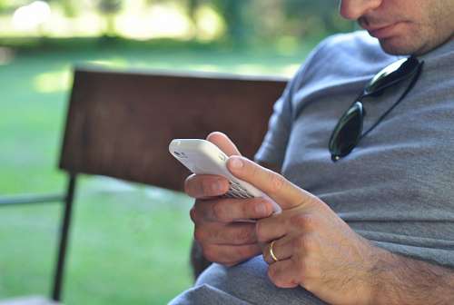dispositivo movil Hombre con Iphone