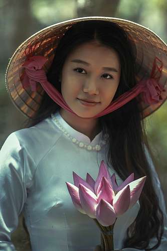 asiatico mujer joven Mujer con una flor