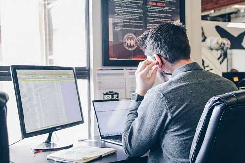 pc hombre de negocios trabajando en su oficina