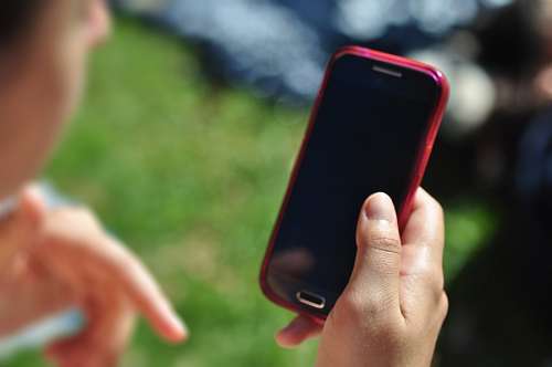 dispositivo movil Telefono Android en mano