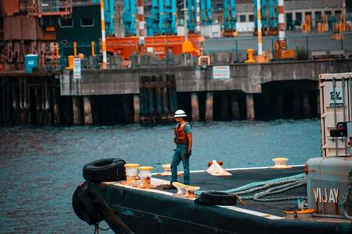 obrero obrero en la punta de un muelle