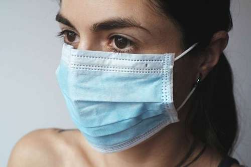cuidado de la salud primer plano de una mujer con un barbijo como protección
