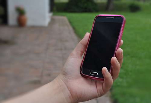 dispositivo movil Telefono Android en mano