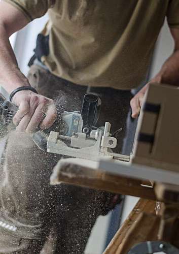 primer plano de una sierra cortando madera