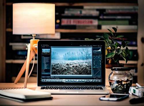 pc primer plano de una computadora sobre un escritorio 
