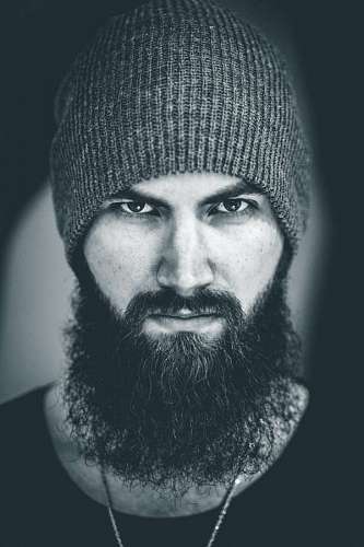 hipster Retrato de un hombre hipster mirando a la camara con seriedad