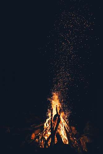 hipster primer plano de una fogata encendida en la noche
