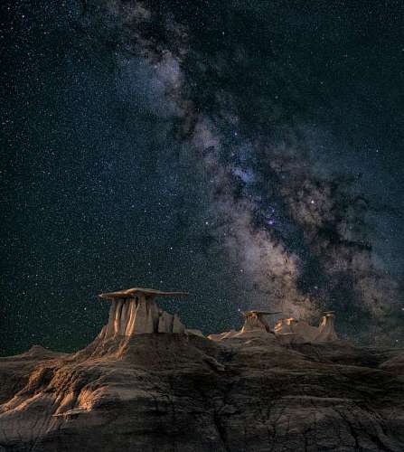 Paisaje nocturno con la via lactea de fondo