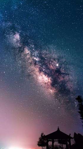 Paisaje nocturno con la via lactea de fondo