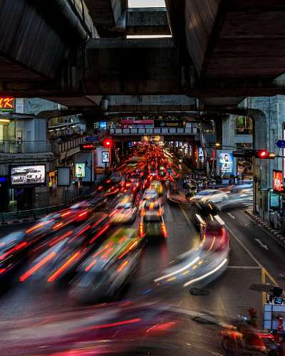 autopista Avenida con transito en hora pico en Tailandia