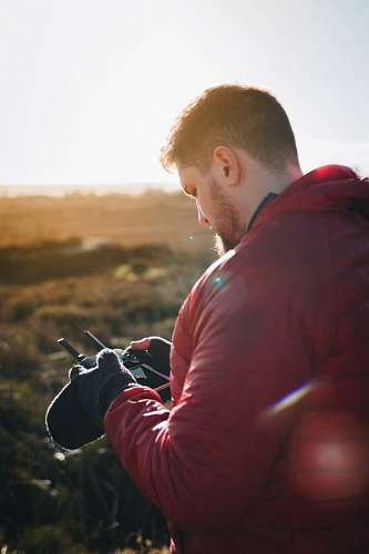 joystick primer plano de un hombre usando un drone en el campo