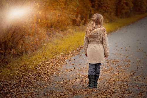 otonal Niña en otoño