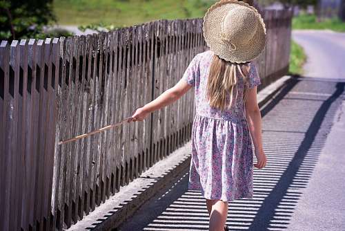 9 Niña paseando