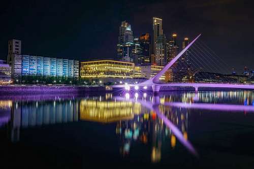 Puente de la Mujer en Puerto Madero, Buenos Aires por la noche