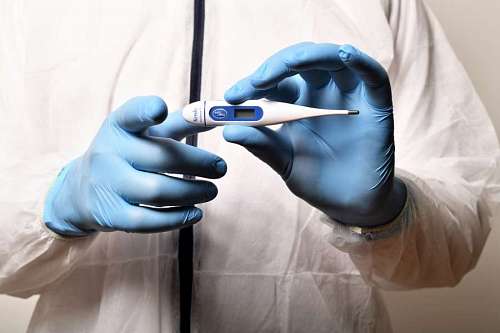 laboratorio doctor indicando el uso del termómetro