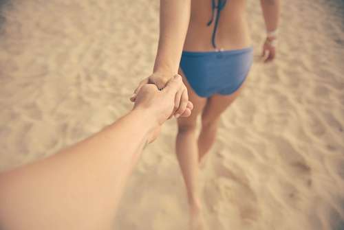 amor sentimiento Tomándose de las manos en la arena 