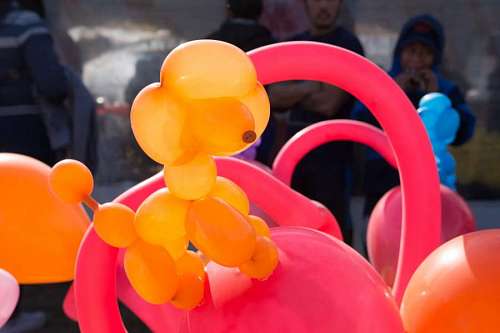 soplado Figura de perro hecha con globos en un parque de diversiones