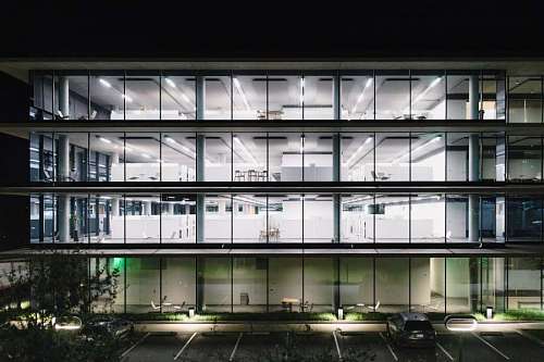 panorama de la entrada de un edificio de oficinas repleto de ventanales