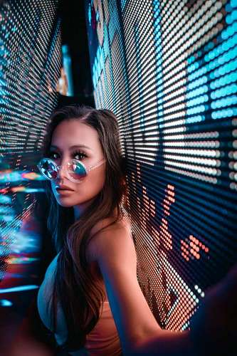 corea Mujer joven con gafas y look moderno mirando a la camara
