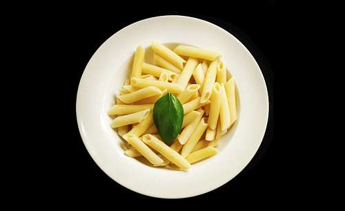 Fideos Tirabuzon en fondo negro