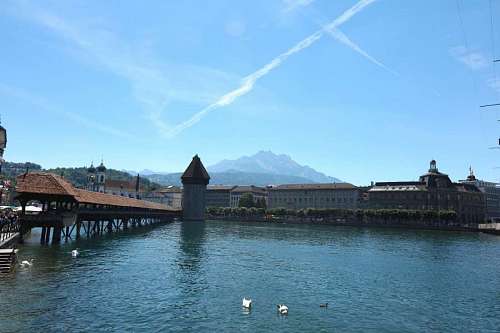 suizos Vista de un lago en Suiza - Hermoso día soleado y helado.