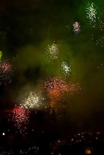 explosion Fuegos Artificiales en el cielo por Feliz año nuevo