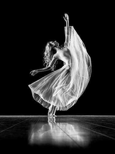 flujo mujer haciendo ballet con un fondo negro