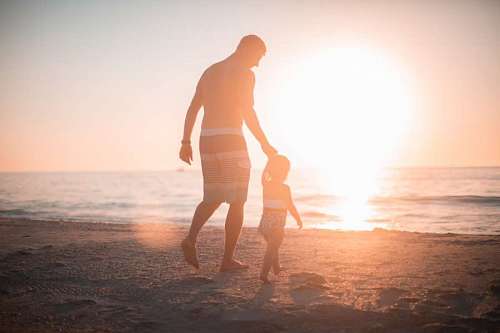 Padre e hijo jugando en la playa
