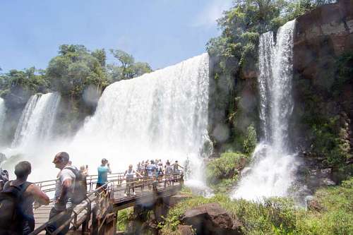 cataratas del iguazu Personas visitando las Cataratas del Iguazu en Argentina
