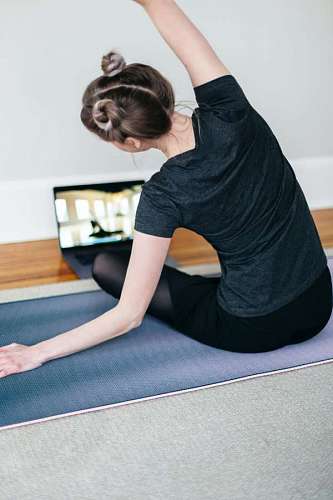 entrenamiento Mujer joven haciendo clase de yoga por videollamada