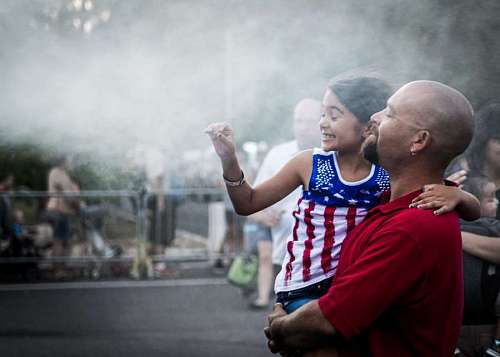 bandera Padre he hija durante una barbacoa