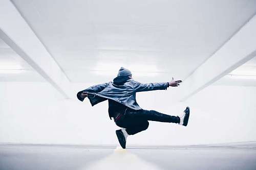 equilibrio Joven bailando en la calle